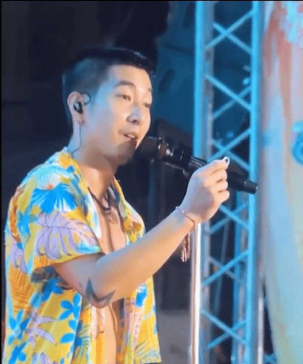 "โตโน่" ถอดแหวน! มอบแฟนเพลงกลางเวทีสุโขทัย เก็บไว้เป็นที่ระลึก